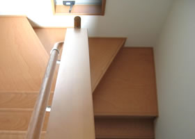 家具が置けないくらい階段の踊り場が狭い場合は、注意が必要です