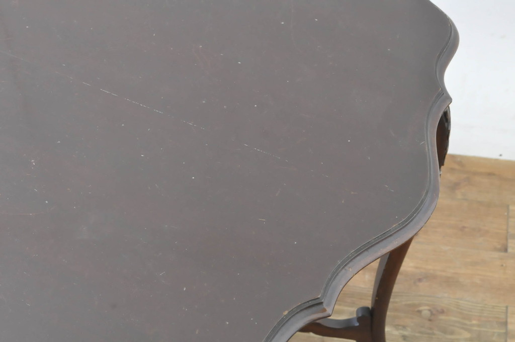 イギリスアンティーク　ウォールナット材　クラシカルな空間を演出する大振りなオケージョナルテーブル(カフェテーブル、コーヒーテーブル、英国)(R-065771)