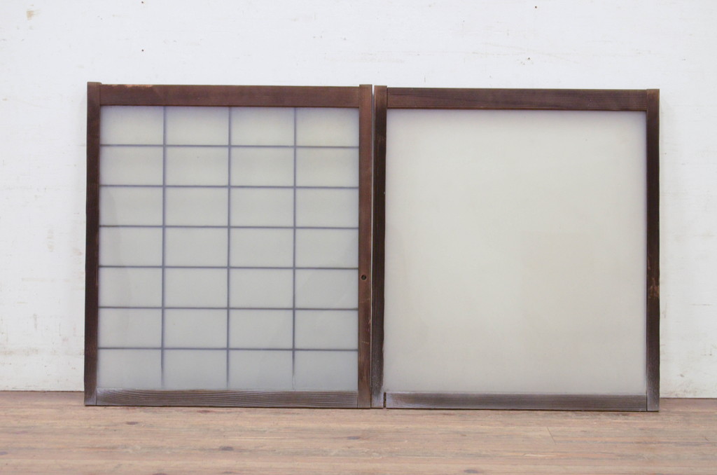 アンティーク建具　どこか懐かしい雰囲気漂う格子ガラス窓2枚セット(引き戸、格子戸、ガラス戸)(R-072127)