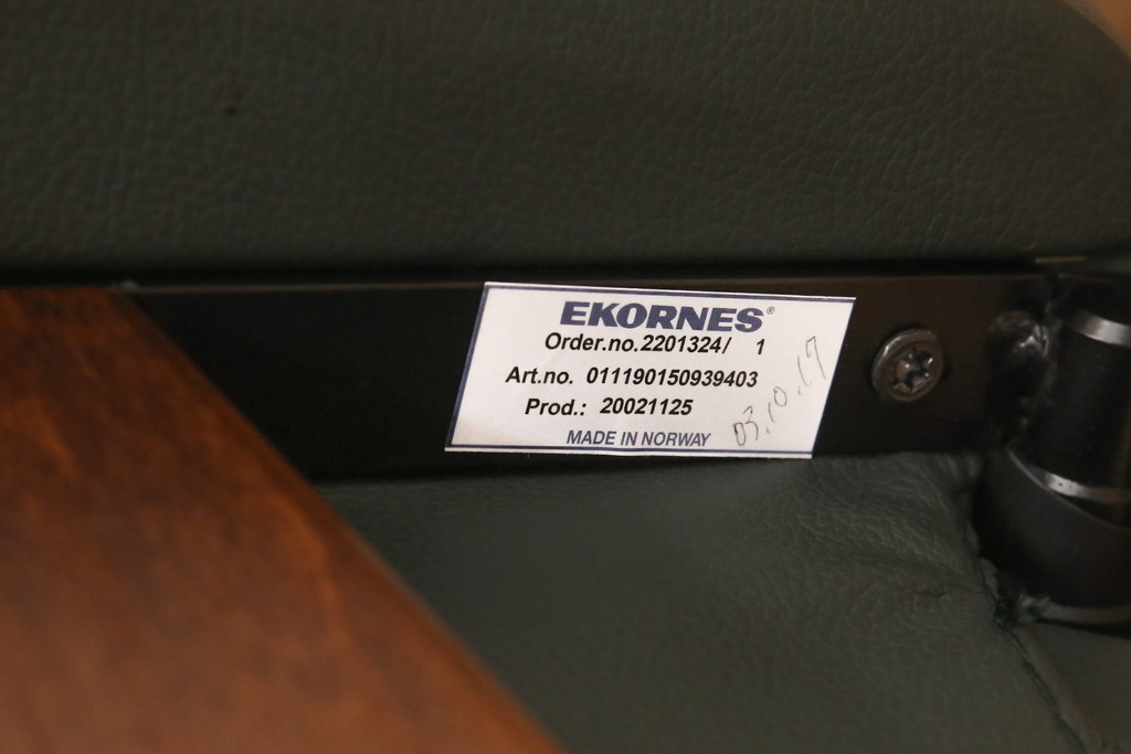中古　美品　EKORNES(エコーネス)　本革　高級感ある佇まいが魅力的なストレスレスチェア+オットマンのセット(リクライニングチェア、アームチェア、一人掛けソファ)(R-054615)