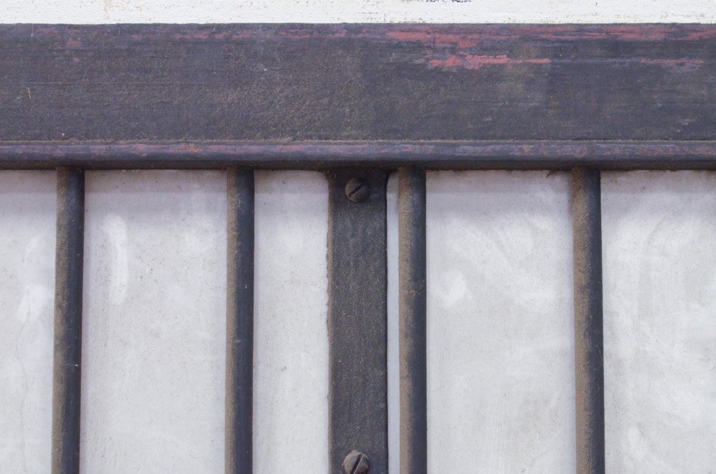 アンティーク建具　激レア　希少!和の雰囲気あるデザインが目を惹く鉄製の格子蔵戸1枚(鉄扉、玄関戸、引き戸)(R-072133)