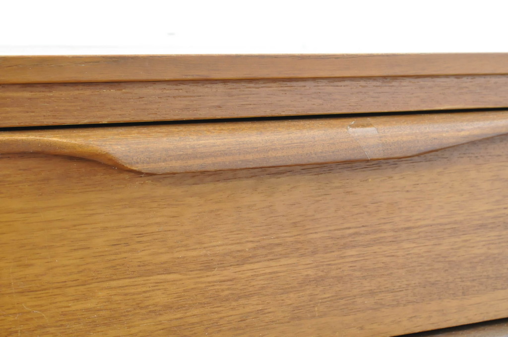 イギリスビンテージ　チーク材　北欧スタイルにおすすめ!!優しい木の温もり溢れるサイドボード(サイドキャビネット、リビングボード、収納棚、戸棚、引き出し、ヴィンテージ、英国)(R-065852)