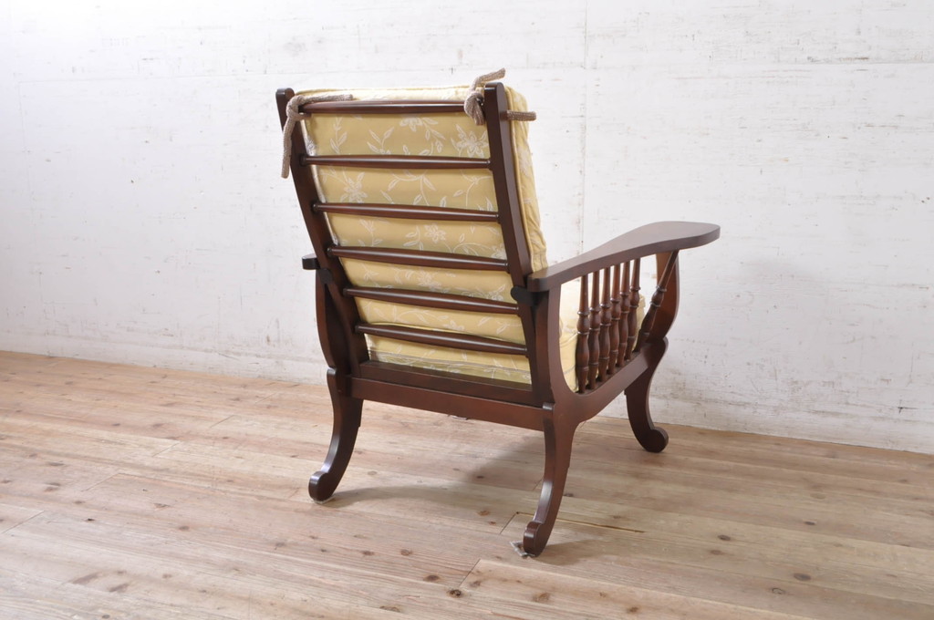 中古　高級品!!　木製フレームの特徴的なデザインが魅力的!作りの良い民芸ラウンジチェア2脚セット(イージーチェア、サロンチェア、アームチェア、一人掛け、1人掛け、椅子、イス)(R-072205)