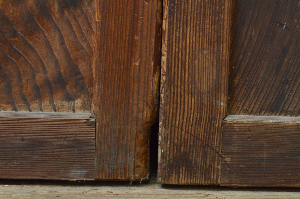 アンティーク建具　杉材　一枚板　味わい深い色合いと木目が魅力的な板戸3枚セット(引き戸)(R-071978)