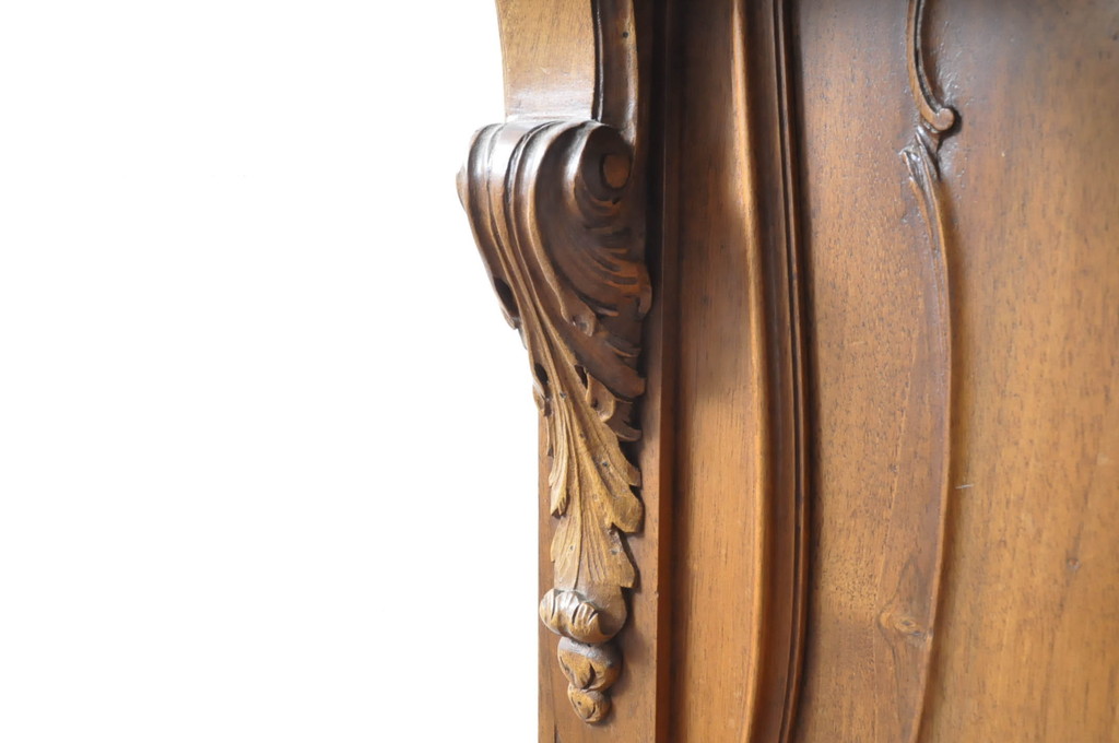 フランスアンティーク　ウォールナット材　大理石天板と素晴らしい彫刻がクラシカルな雰囲気を高めるカービングホールキャビネット(飾り棚、収納棚、店舗什器)(R-065896)