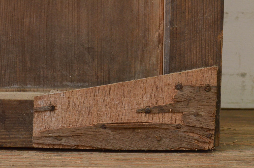 アンティーク建具　杉材　一枚板　時を経た風合いが味わい深い板戸1枚(木製扉)(R-071634)