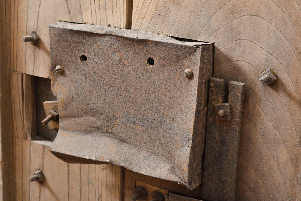 和製アンティーク　総ケヤキ材　存在感ある金具が目を引く格子蔵戸1枚(玄関戸、引き戸、建具)(R-055072)