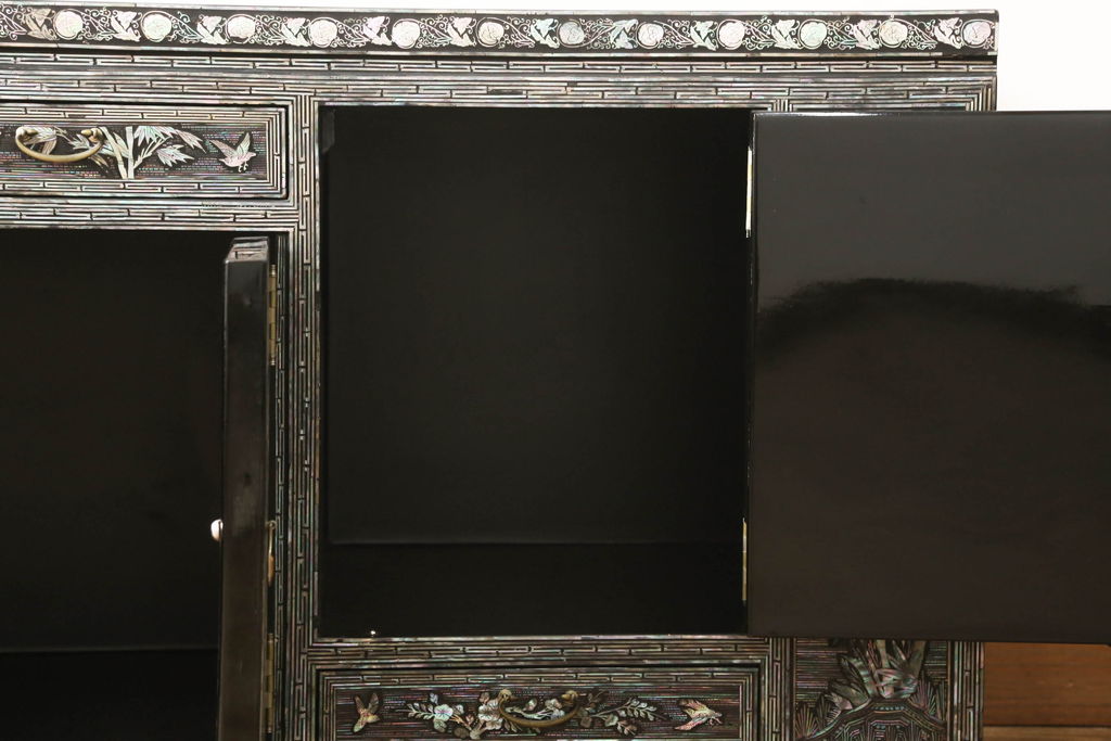 中古　美品　豪華絢爛!　繊細な螺鈿(ラデン)細工が美しく描かれたサイドボード(収納棚、戸棚、リビングボード、テレビ台)(R-058349)