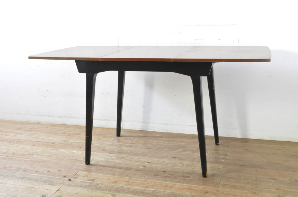 イギリスビンテージ　チーク材　小振りなサイズが使いやすい!!洗練されたデザインのダイニングテーブル(2人掛け、4人掛け、エクステンションテーブル、拡張式テーブル、食卓、英国、ヴィンテージ)(R-065822)