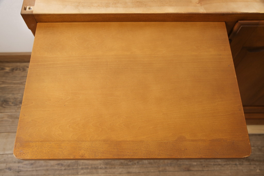 中古　美品　横浜ダニエル(daniel)　リメイク　気品のあるデザインが魅力的な作業台付きサイドボード(キャビネット、収納棚、引き出し、サイドチェスト)(R-055563)
