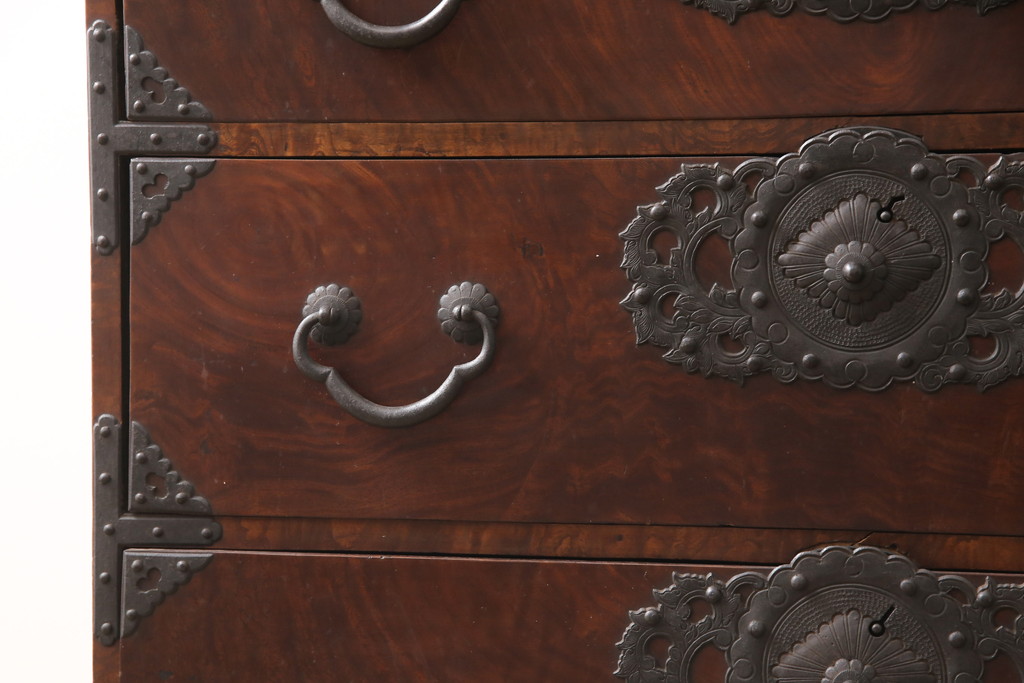 和製アンティーク　上手物　前面ケヤキ玉杢　立派な金具が目を引く仙台箪笥(時代箪笥、衣装箪笥、引き出し、和タンス)(R-055467)