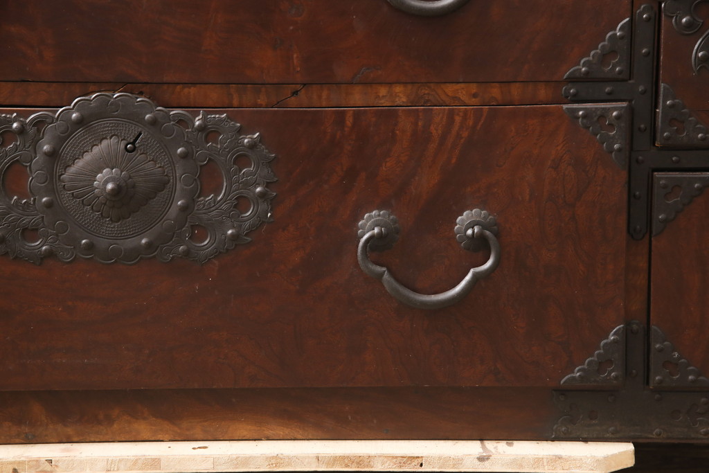 和製アンティーク　上手物　前面ケヤキ玉杢　立派な金具が目を引く仙台箪笥(時代箪笥、衣装箪笥、引き出し、和タンス)(R-055467)