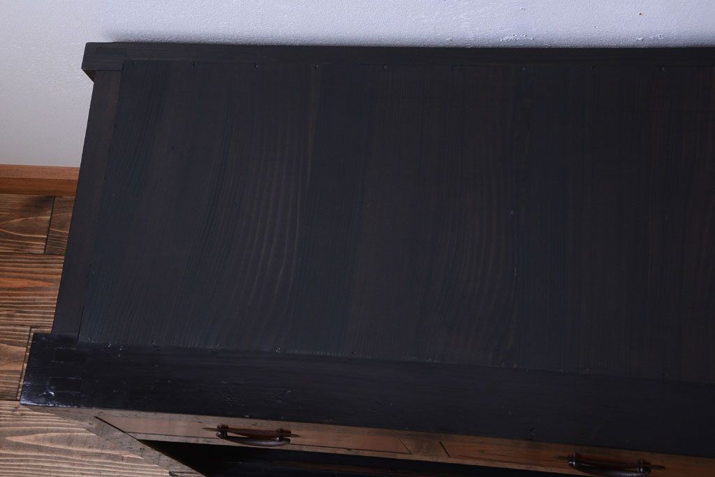 【セミオーダー家具実例】明治期の水屋箪笥を現代のお部屋にも取り入れやすいようにローボードへリメイク。新たに天板を取り付け、補強もばっちり!引き戸のメンテナンス、背面も新材にて貼り直し。4杯の引き出しはそのままに、引き戸内には取り外し可能な棚板を設置。明るい茶色と濃い茶色のツートーンーカラーの着色で仕上げました。(テレビ台、テレビボード、収納棚、戸棚、キャビネット)