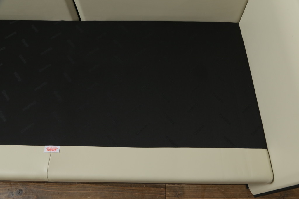 中古　展示品　超美品　Cassina(カッシーナ)　405　DUC(デュック)　FX革　黒のパイピングが空間を引き締める2人掛けソファ(2P、アームソファ)(定価約110万円)(R-060959)