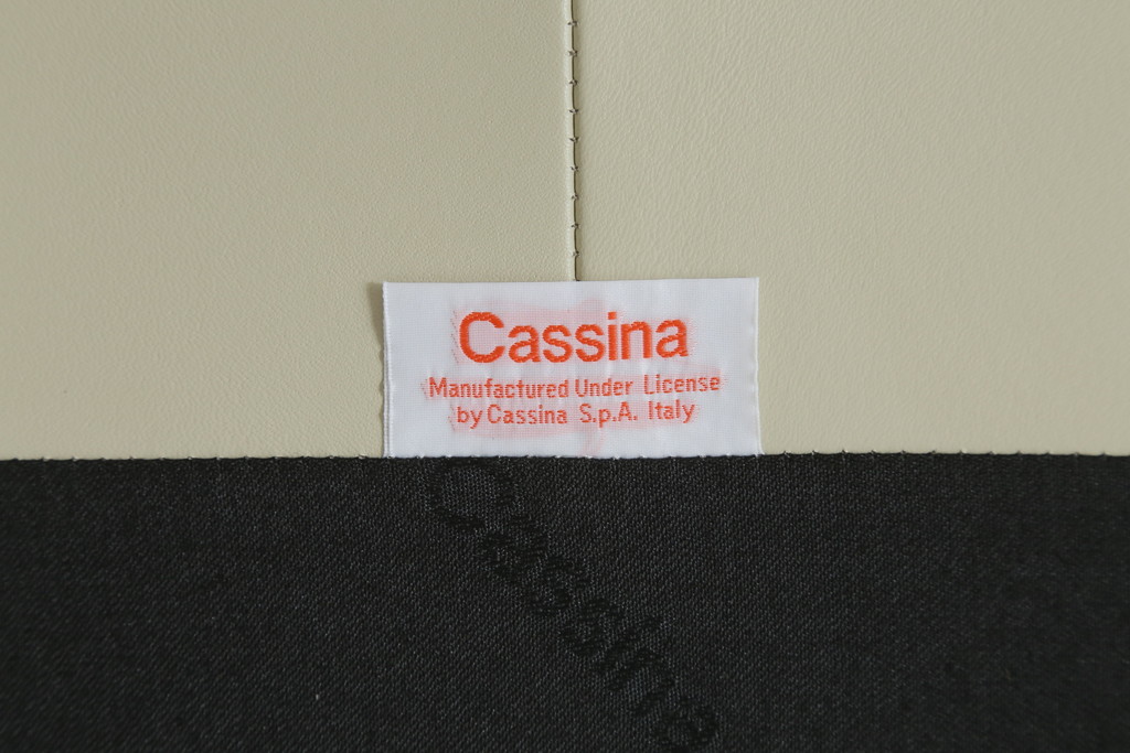中古　展示品　超美品　Cassina(カッシーナ)　405　DUC(デュック)　FX革　黒のパイピングが空間を引き締める2人掛けソファ(2P、アームソファ)(定価約110万円)(R-060959)