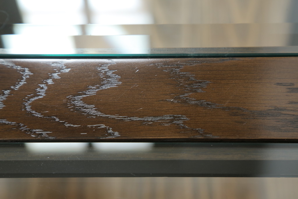 中古　カリモク家具(karimoku)　domani(ドマーニ)　洗練されたモダンデザインが魅力!!ガラストップのローテーブル(センターテーブル、カフェテーブル、コーヒーテーブル)(R-066057)
