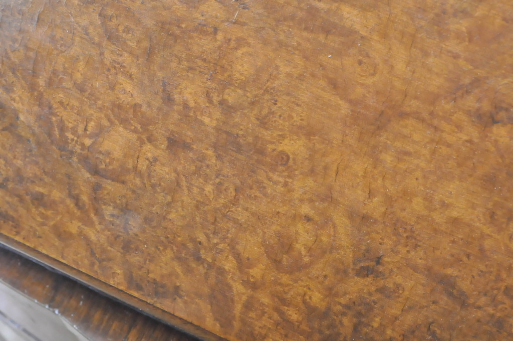 イギリスアンティーク　ウォールナット材　引き出し前板に使われたバーズアイとレザートップがクラシカルな雰囲気を高めるライティングビューロー(簿記机、在宅用、在宅ワーク、ワークデスク、英国)(R-065892)