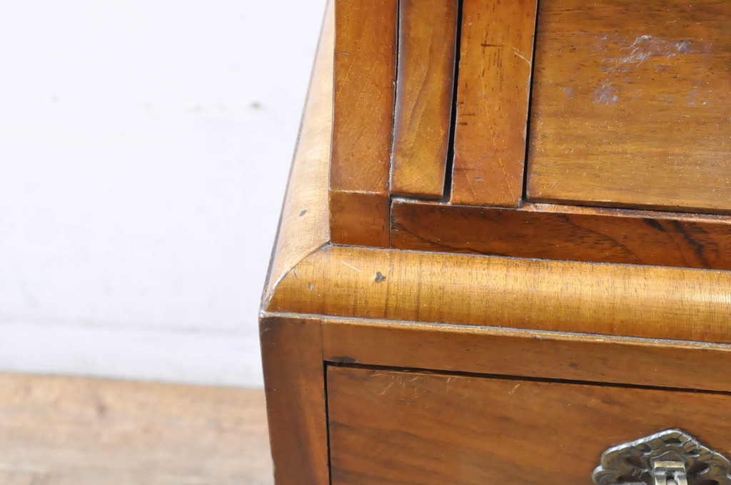 イギリスアンティーク　ウォールナット材　艶のある滑らかな風合いとお洒落なデザインの引き手が魅力的なレザートップライティングビューロー(簿記机、在宅用、在宅ワーク、ワークデスク、英国)(R-065893)