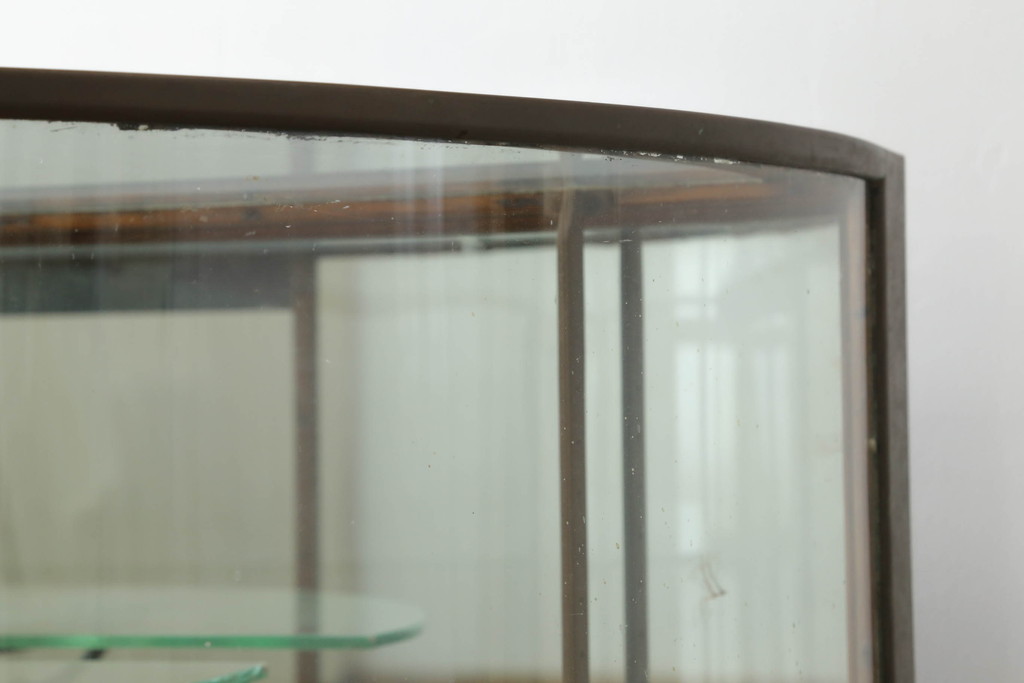 フランスアンティーク　真鍮フレーム　オーク材　懐かしい雰囲気漂う曲げガラスショーケース(ガラスケース、カウンター、サイドボード、飾り棚、陳列棚、Rガラス、店舗什器)(R-073978)