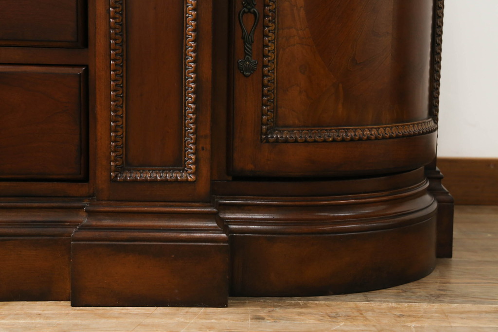 中古　海外輸入家具　universalfurniture(ユニバーサル)　ロココ調　エレガントな空間を演出する豪華なキャビネット(ディスプレイ棚、飾り棚、収納棚、戸棚、コレクションケース)(R-065840)