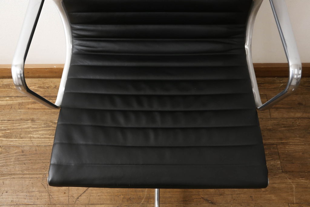 中古　超美品　Hermanmiller(ハーマンミラー社)　イームズアルミナムグループ　キャスター付き　くつろぎの快適な空間を演出するエグゼクティブチェア(オフィスチェア、アームチェア、椅子)(定価約32万円)(R-055372)