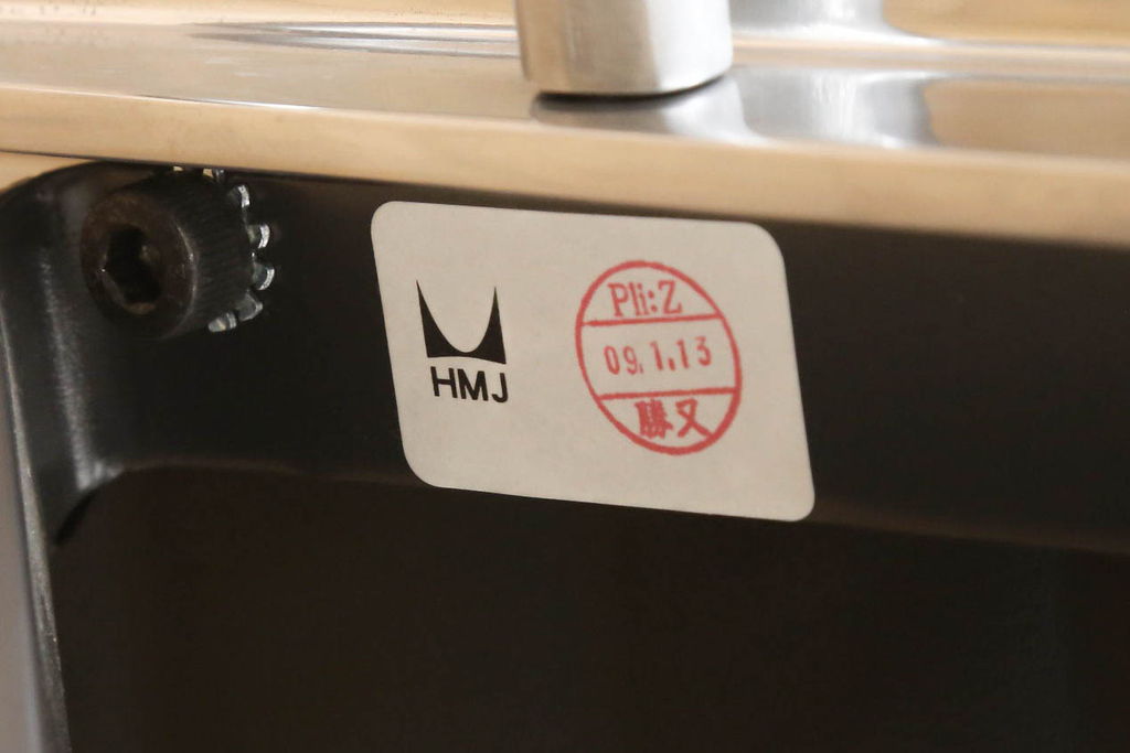 中古　超美品　Hermanmiller(ハーマンミラー社)　イームズアルミナムグループ　キャスター付き　くつろぎの快適な空間を演出するエグゼクティブチェア(オフィスチェア、アームチェア、椅子)(定価約32万円)(R-055372)