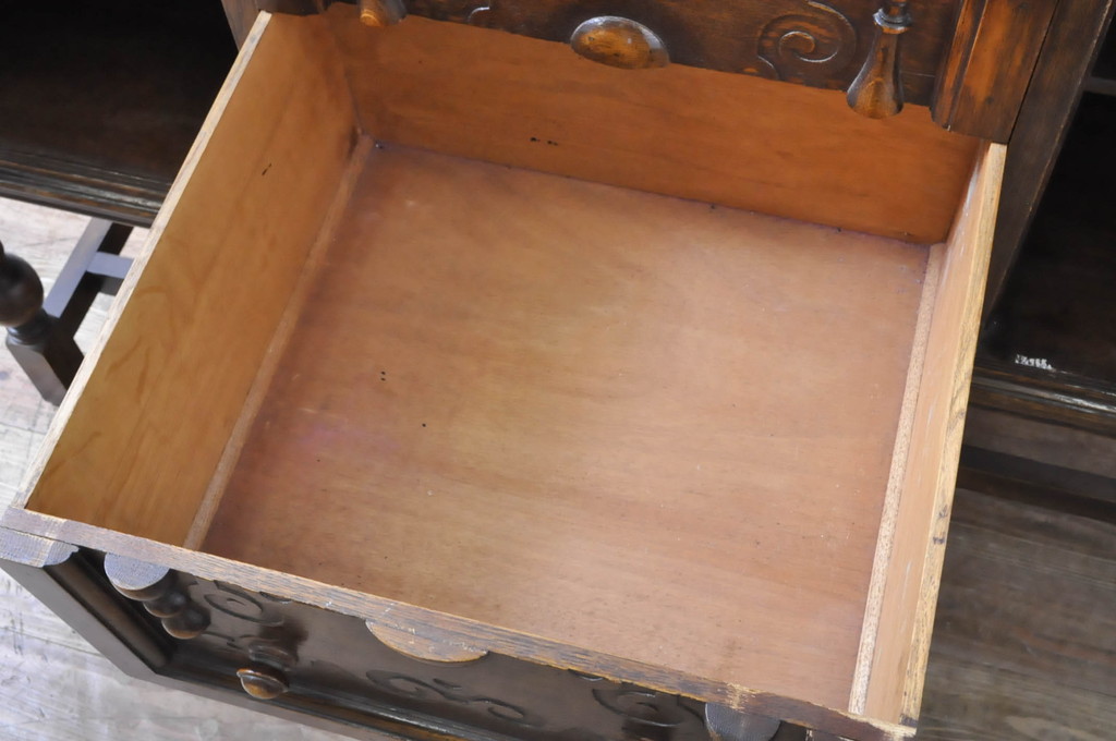 イギリスアンティーク　オーク材　引き出しの凝ったデザインが目を引くサイドボード(サイドキャビネット、収納棚、戸棚、引き出し、英国)(R-065907)