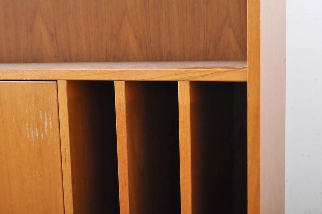 デンマークビンテージ　小振りなサイズが取り入れやすいチーク材製キャビネット(本棚、ブックシェルフ、飾り棚、収納棚、戸棚、ヴィンテージ、北欧)(R-065909)