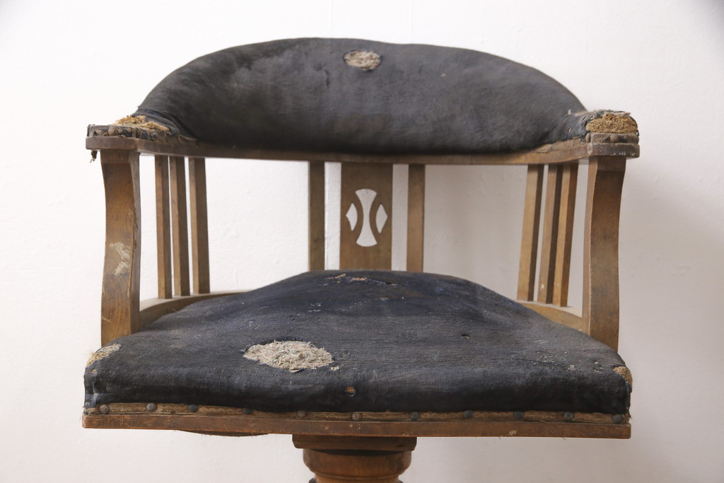 和製アンティーク　ナラ材　大正ロマン　凝ったつくりとレトロな佇まいが目を引く回転椅子(ドクターチェア、デスクチェア、回転イス、アームチェア)(R-055620)
