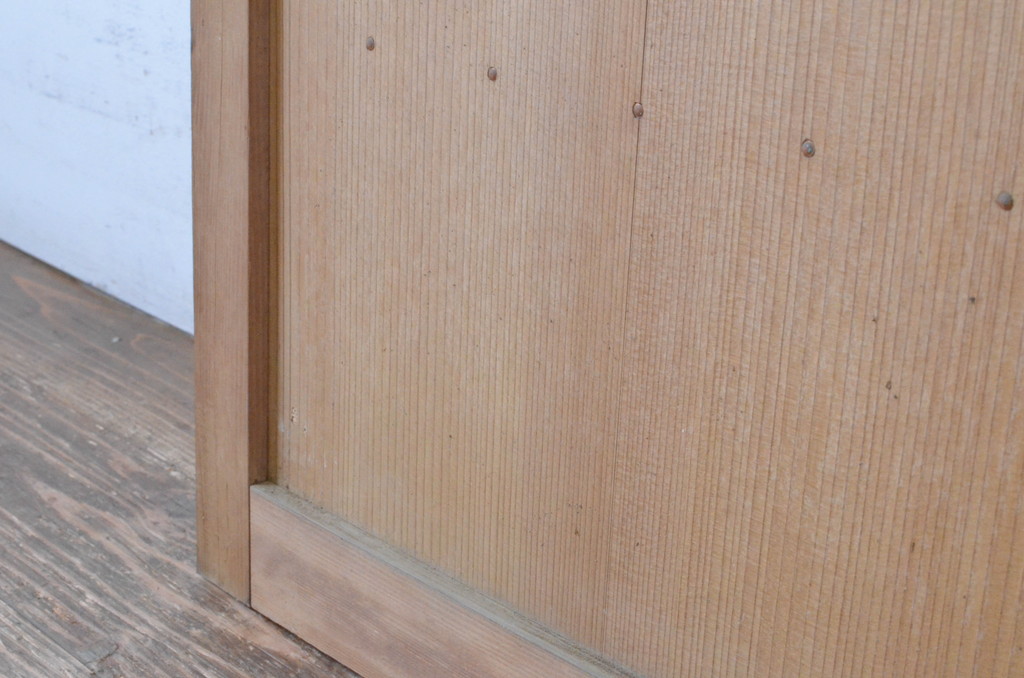 アンティーク建具　凝った作り!　縦でも横でも使える木味の小さなマス目(升目)格子扉1枚(板戸、格子戸、小扉、ドア)(R-065281)