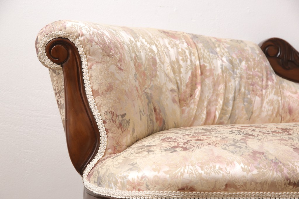 中古　海外輸入家具　エレガントな佇まいが魅力的なシェーズロング(カウチソファ、寝椅子、ベンチ、セティ)(R-054674)