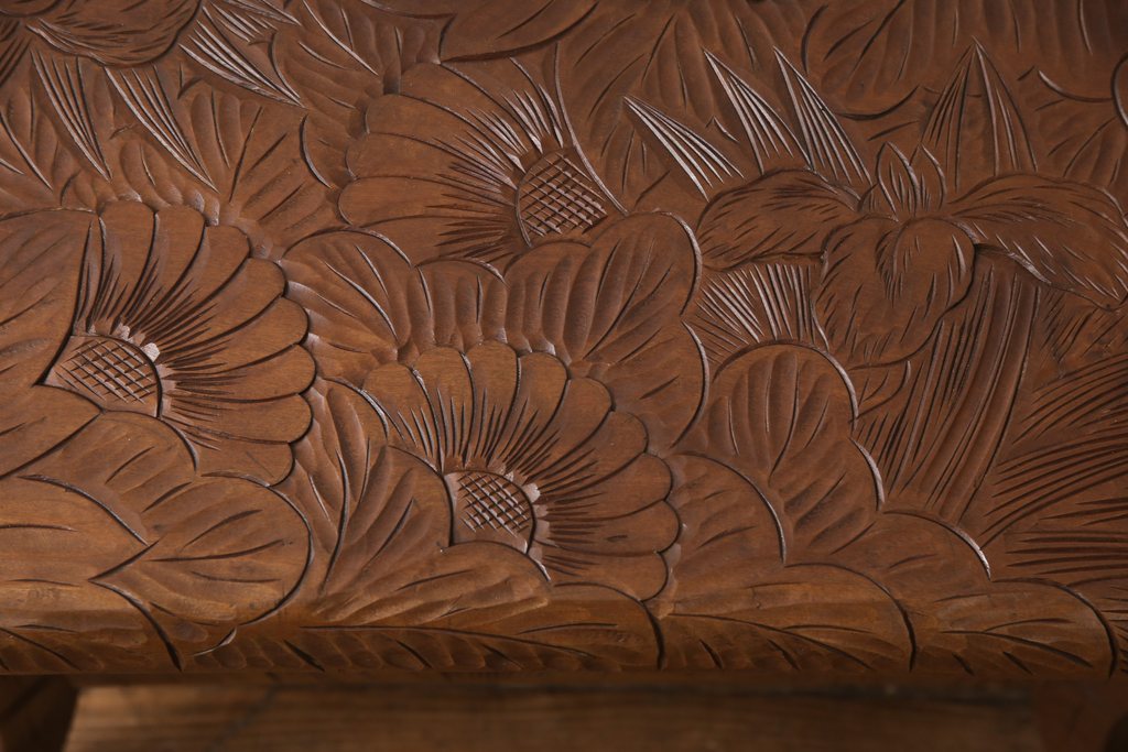 中古　日光彫り　彫刻の花が華やかなサイドテーブル(ナイトテーブル、飾り台、コンソールテーブル)(R-052666)