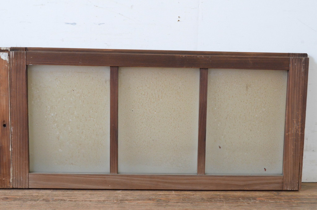  アンティーク建具　ペイント仕上げ限定　結霜ガラス入りのペンキの剥げた横長ガラス窓2枚セット(引き戸、ガラス戸)(R-065047)