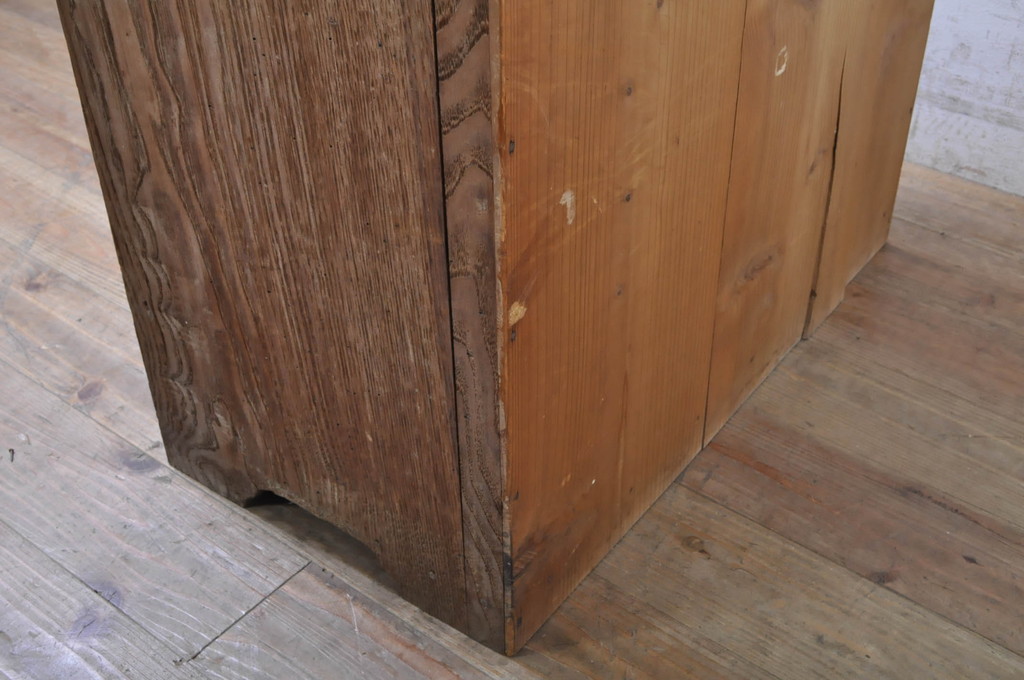 和製アンティーク　栗材　　レトロ　黒柿引き戸の小振りな戸棚(食器棚、収納棚、飾り棚、ブックケース、キャビネット)(R-071321)