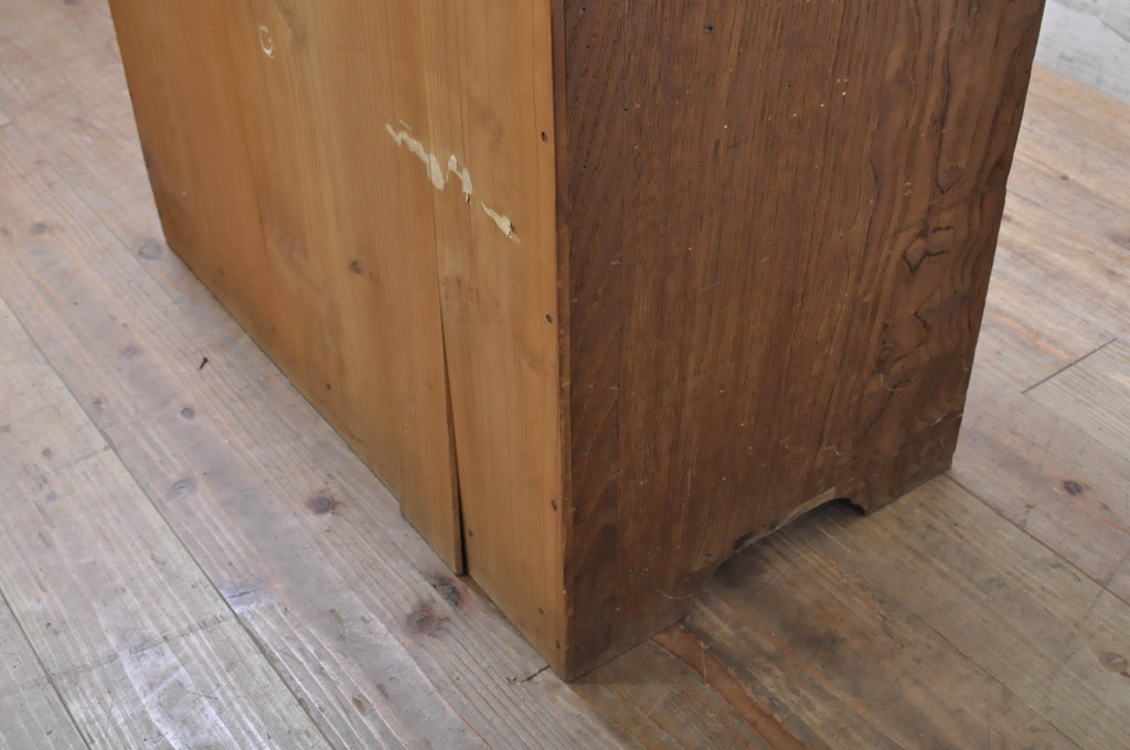 和製アンティーク　栗材　　レトロ　黒柿引き戸の小振りな戸棚(食器棚、収納棚、飾り棚、ブックケース、キャビネット)(R-071321)