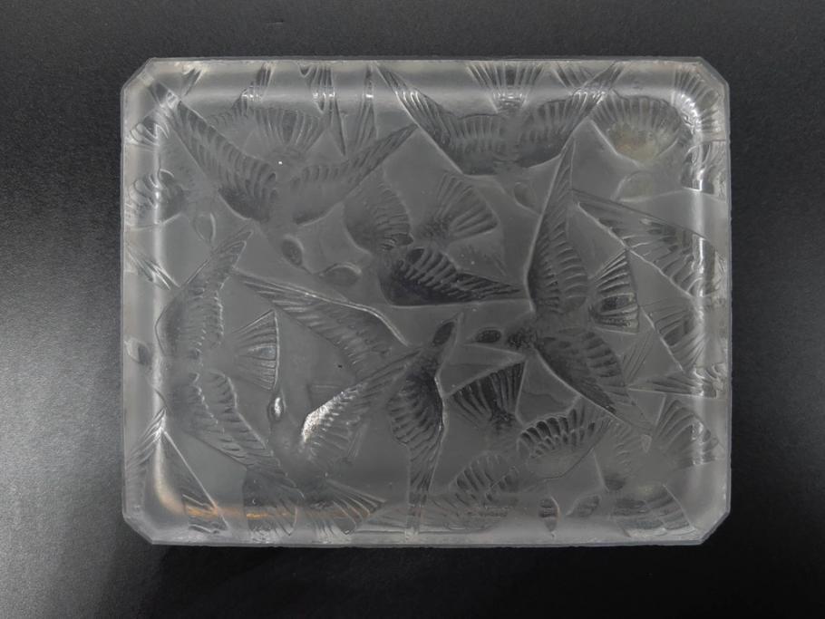 アンティーク　1920年代　レア　ルネ・ラリック(R.LALIQUE)　ツバメ　手彫り　職人による繊細な技法とデザインが美しいシガレットケース(ボックス、たばこ(タバコ)箱、小物入れ、アクセサリートレイ、ガラス、鳥)(R-074584)