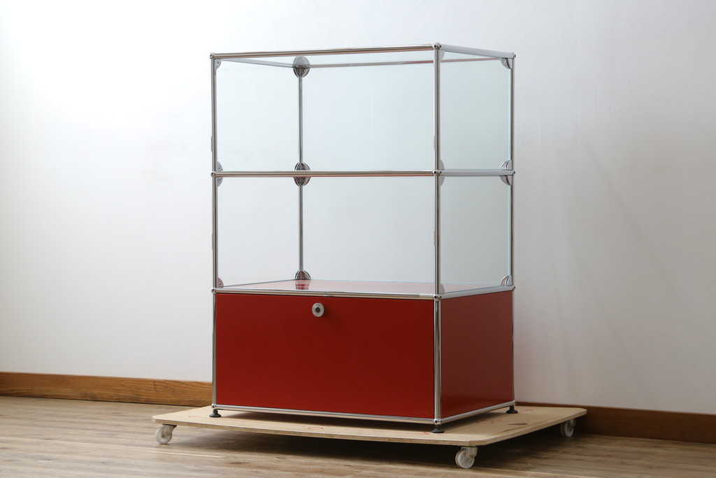 中古 超美品!! スイス USMハラー(USM Haller)  目を引くビビッドカラーがおしゃれなモダンデザインのキャビネット(ガラス棚、戸棚、収納棚、飾り棚、陳列棚、ディスプレイ棚、店舗什器)(定価約32万円)(R-079277)  | ラフジュ工房