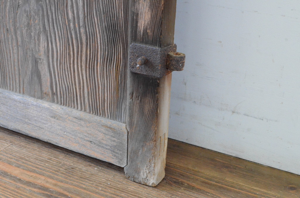 アンティーク建具　総杉材・一枚板　両開き　経年の古い木の質感が魅力の門扉一対(2枚セット、蔵戸、建具、玄関戸、玄関ドア)(R-065064)