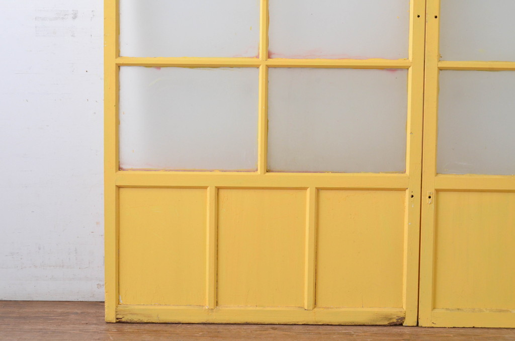アンティーク建具　ペイント仕上げ限定　レトロな雰囲気づくりにおすすめ!黄色のペイントが印象的なガラス戸2枚セット(引き戸)(R-065505)