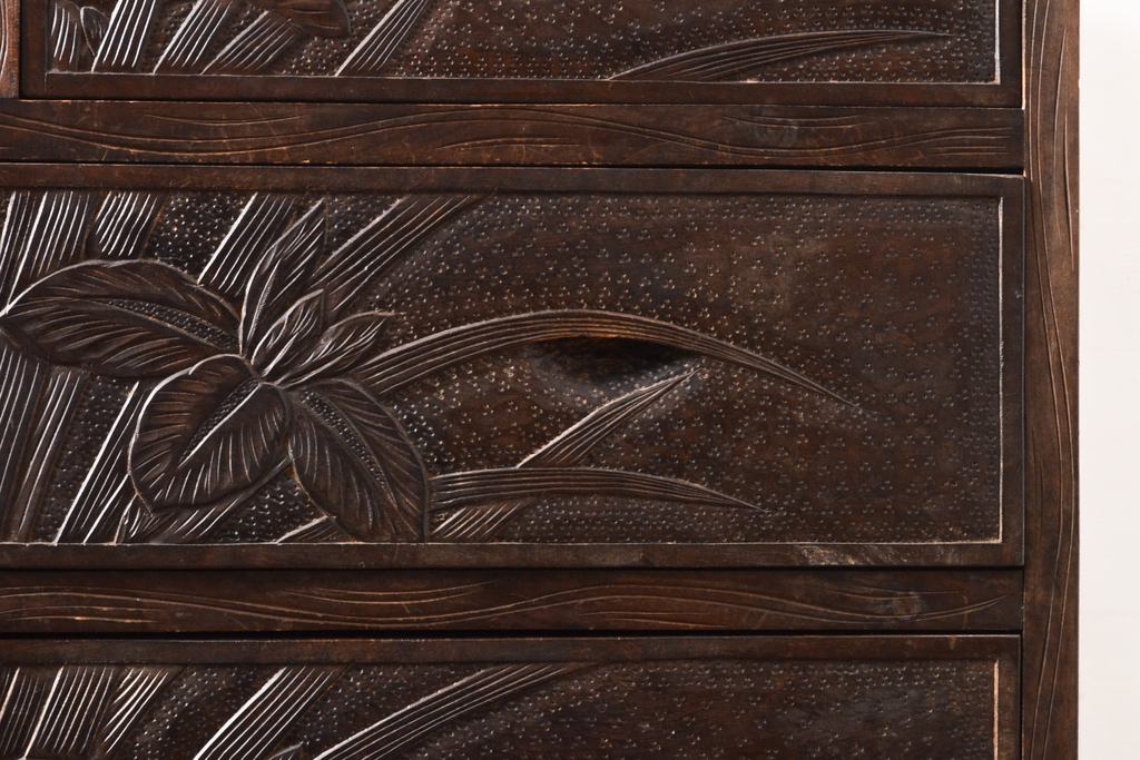 和製ビンテージ　伝統工芸　軽井沢彫り　大胆にあしらわれた菖蒲の彫りが存在感を放つチェスト(和たんす、引き出し、衣装箪笥、整理箪笥、ヴィンテージ)(R-055711)