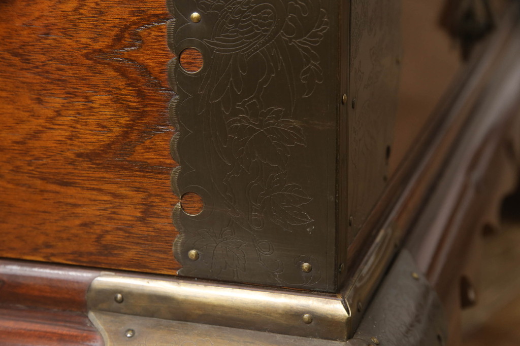アジアンビンテージ　美品　希少な絶版品　韓国家具　立派な真鍮金具が魅力的なトランクテーブル(センターテーブル、ローテーブル、引き出し、李朝家具、ヴィンテージ)(R-065173)