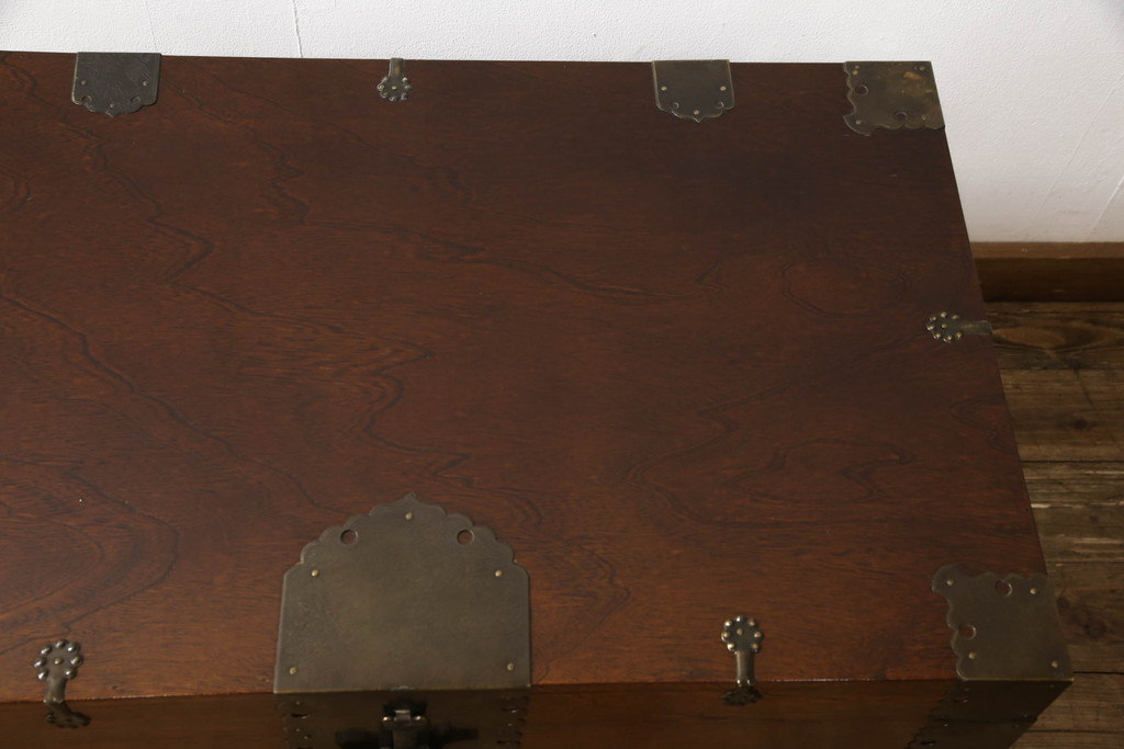 アジアンビンテージ　美品　希少な絶版品　韓国家具　立派な真鍮金具が魅力的なトランクテーブル(センターテーブル、ローテーブル、引き出し、李朝家具、ヴィンテージ)(R-065173)