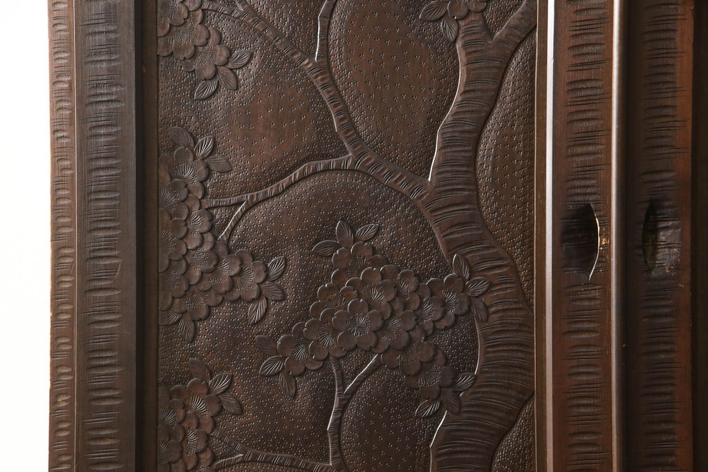 中古　美品　伝統工芸　軽井沢彫り　満開の桜の彫刻が見事な衣装盆付きの重ね箪笥(和タンス、着物箪笥、衣装たんす、引き出し、チェスト)(R-060068)