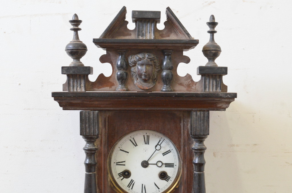 アンティーク時計　ドイツ製　JUNGHANS(ユンハンス)社　凝った意匠が目を引く掛け時計(振り子時計、柱時計、古時計)(R-072399)