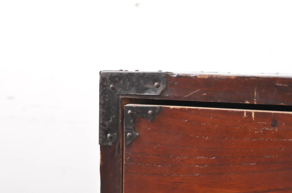 和製アンティーク　縁起物の金具が魅力の二本松箪笥ローボード(引き出し、時代箪笥、収納タンス、テレビ台、ローチェスト)(R-066028)