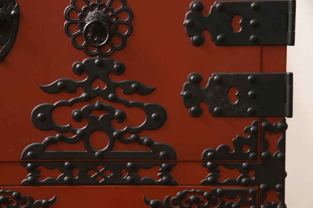 和製ビンテージ　朱塗り　鋲と凝った金具の意匠が目を引く米沢小箪笥(米沢箪笥、手許箪笥、収納タンス、引き出し、卓上収納、ヴィンテージ)(R-066168)