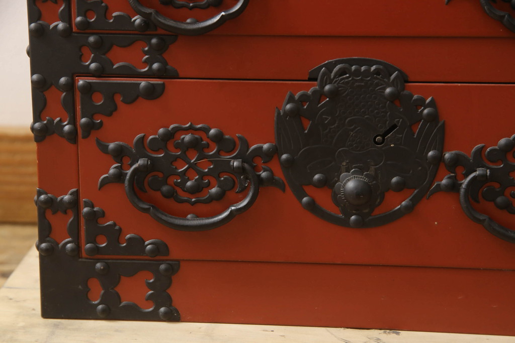 和製ビンテージ　朱塗り　鋲と凝った金具の意匠が目を引く米沢小箪笥(米沢箪笥、手許箪笥、収納タンス、引き出し、卓上収納、ヴィンテージ)(R-066168)