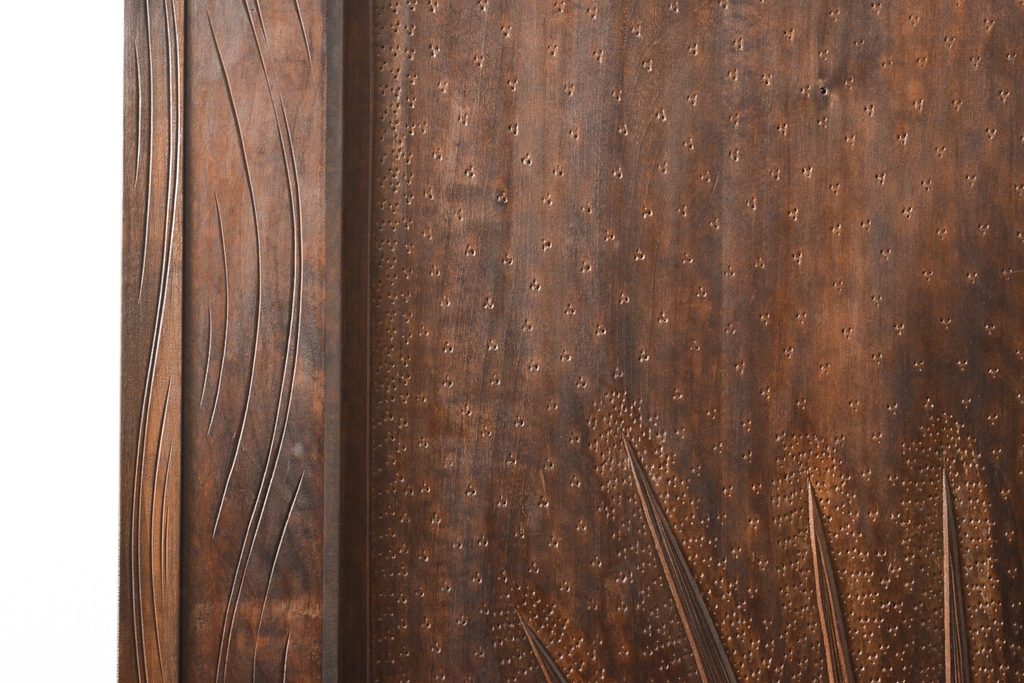 中古　美品　軽井沢彫り　衣装盆付き!　前面いっぱいに彫られた菖蒲が見事な和たんす(和箪笥、着物タンス、洋服たんす、引き出し、チェスト)(R-055763)