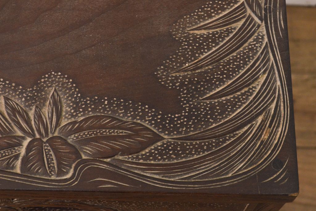 和製ビンテージ　伝統工芸　軽井沢彫り　職人技が光る菖蒲の彫りが美しい小引き出し(チェスト、整理箪笥、卓上収納、ヴィンテージ)(R-055710)
