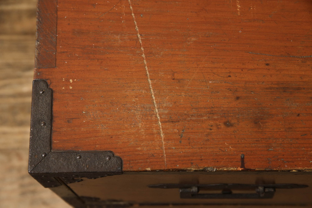 和製アンティーク　前面欅(ケヤキ)材　角手型の引手金具が魅力の時代箪笥ローボード(テレビ台、テレビボード、ローチェスト、引き出し、収納タンス)(R-066131)